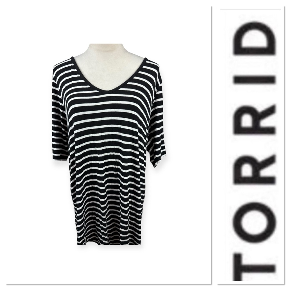 Torrid super soft black and white stripe knit  top size 2-2X/18-20